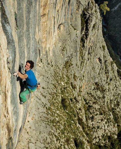 Адам Ондра (Adam Ondra) на маршруте  "High Line" сложности 9а+. Фото Bernardo Gimenez