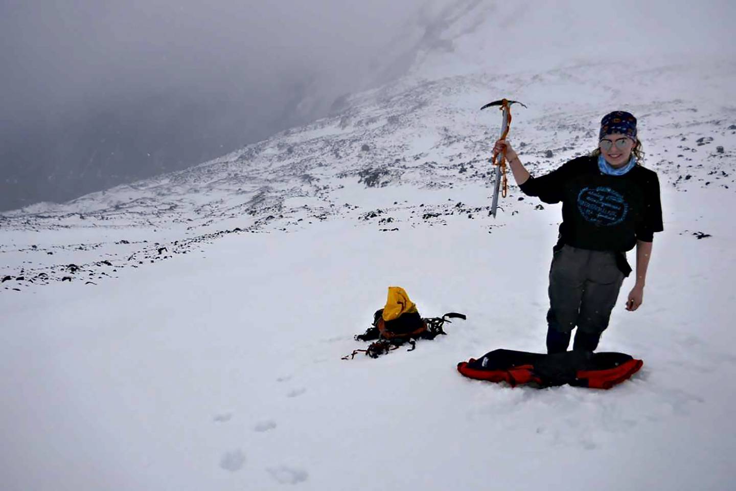 Лили Хиллари (Lily Hillary) на вершине горы Нгаурухоэ (Mount Ngauruhoe). Фото Doug Sherring