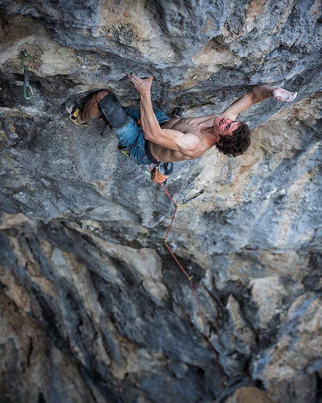 Адам Ондра (Adam Ondra) на маршруте "Czech Trip" сложности 9a+ (трудная)". Фото Bernardo Gimenez