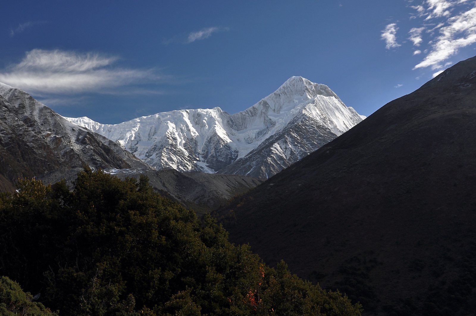 гора Гонгга, известная также под именем Миния Конка (Mount Gongga / Minya Konka) высотой 7556 метров