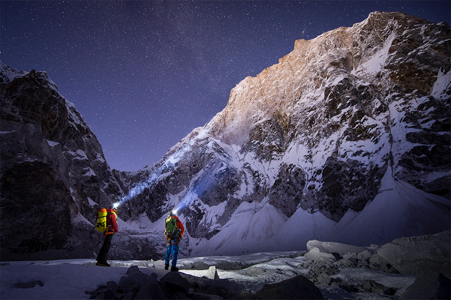 Давид Лама (David Lama) и Конрад Анкер (Conrad Anker) у подножия Лунаг-Ри. 2016 год. Фото Stefan  Voitl