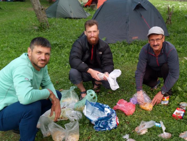 Роман в центре. Он был и остаётся лучшим в планировании и особенно питании в высокогорье. Фото Сергей Дидора