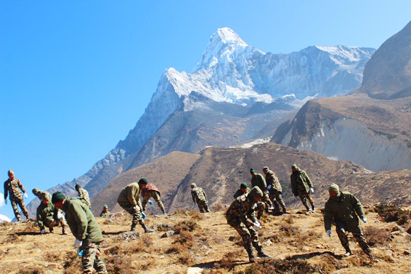 Уборка мусора на Ама-Даблам. Фото Sarbes Baral