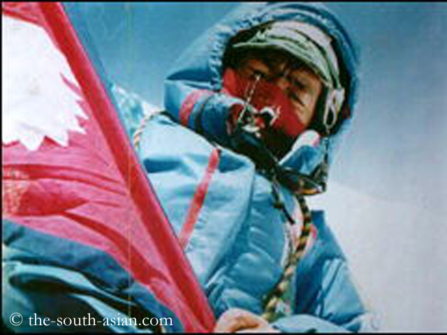 Анг Рита Шерпа (Ang Rita Sherpa) на вершине Эвереста. Фото the-south-asian . com