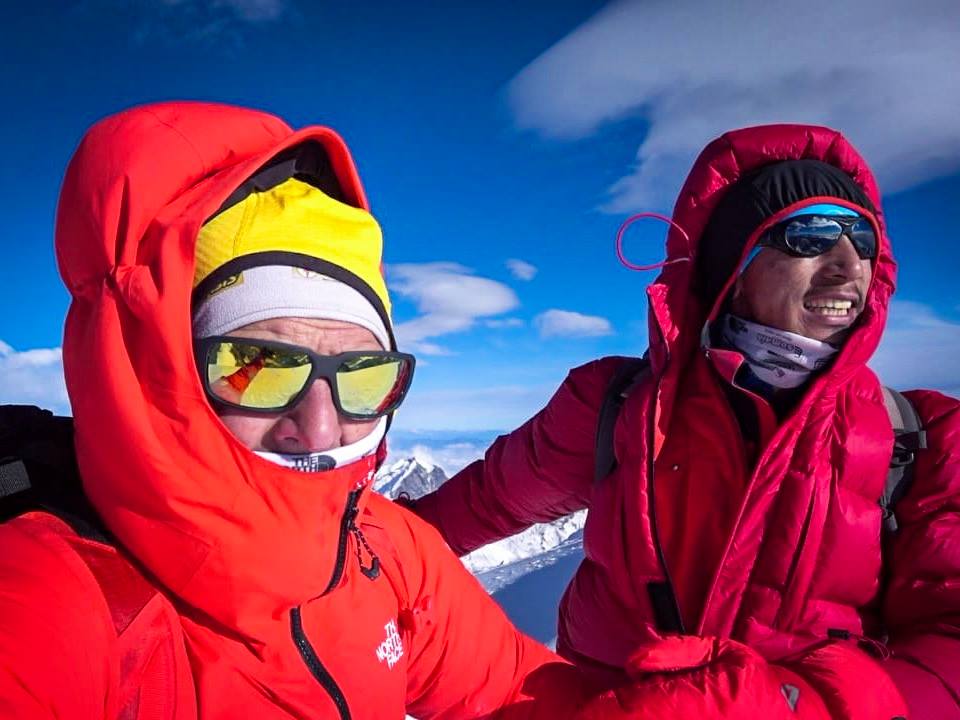 Симоне Моро (Simone Moro) и Пемба Галье Шерпа (Pemba Gyalje Sherpa) на вершине Мера Пик (Mera Peak, 6474 метров). Фото Simone Moro