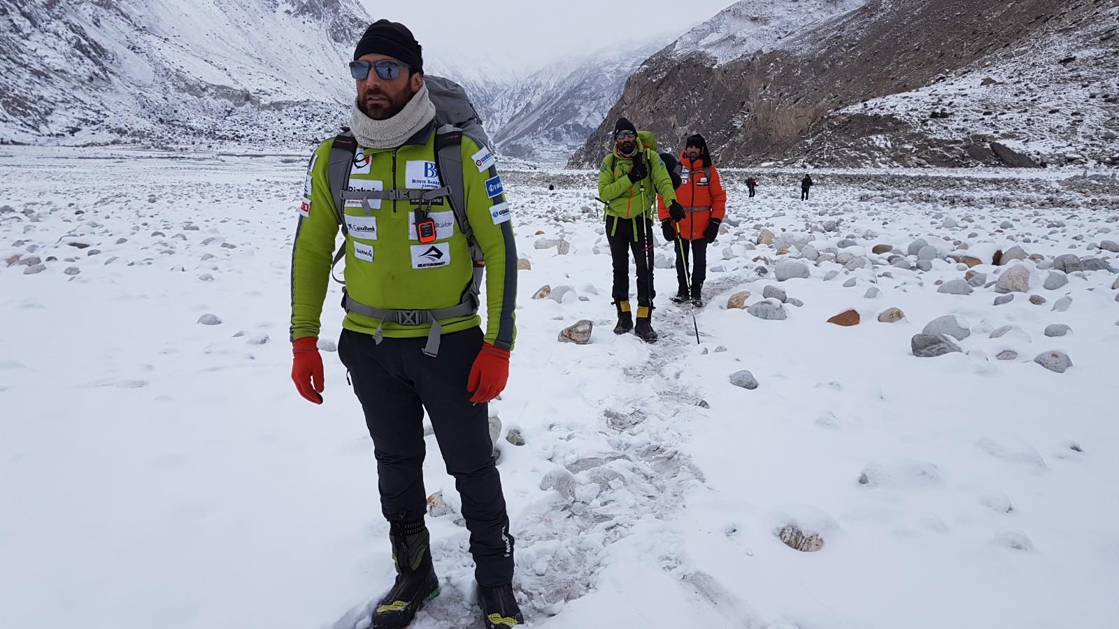 Алекс Тикон (Alex Txikon) с командой на треккинге к базовому лагерю. Фото Alex Txikon