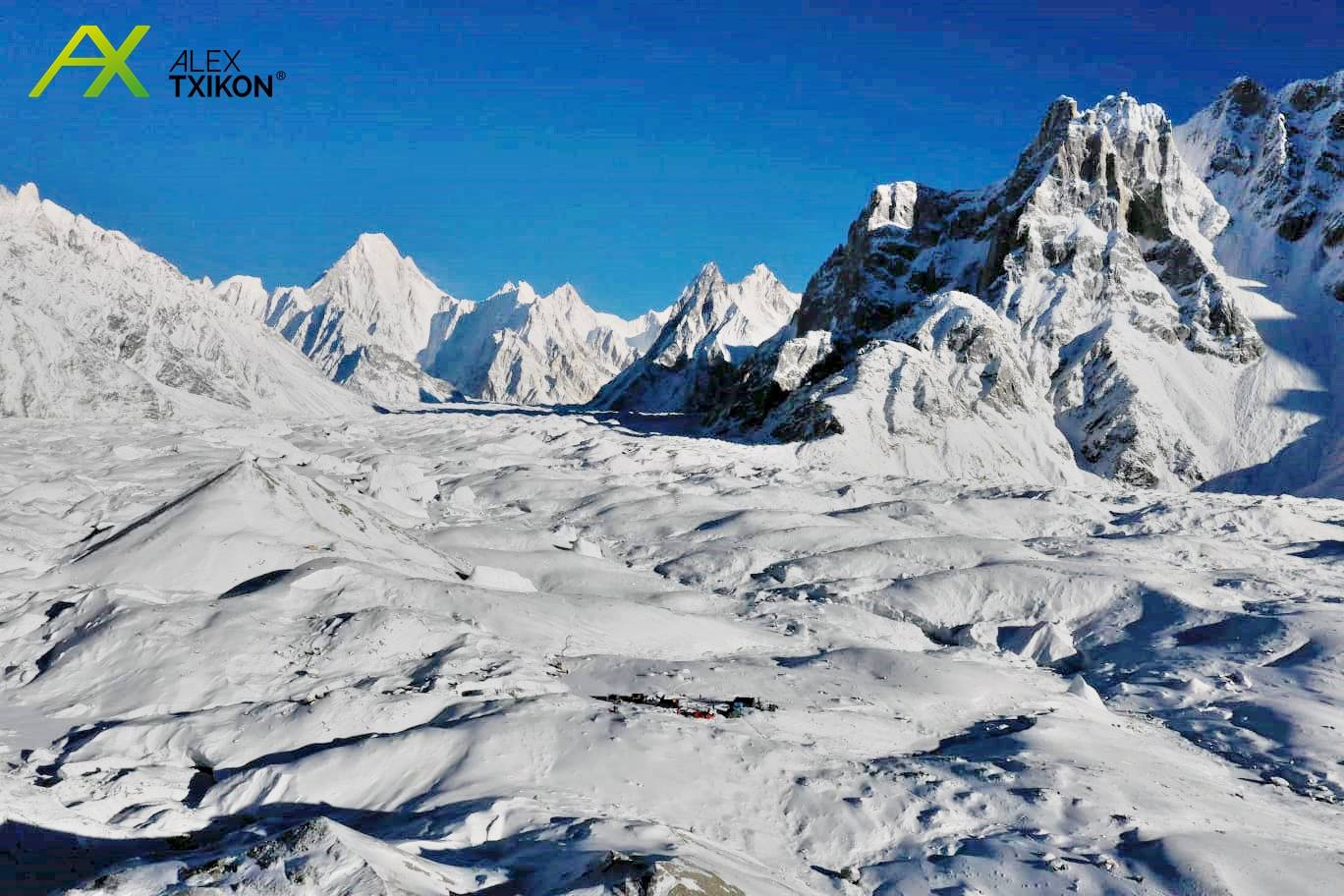 Положение команды на 14 января. Вид на базовый лагерь К2. Фото Alex Txikon