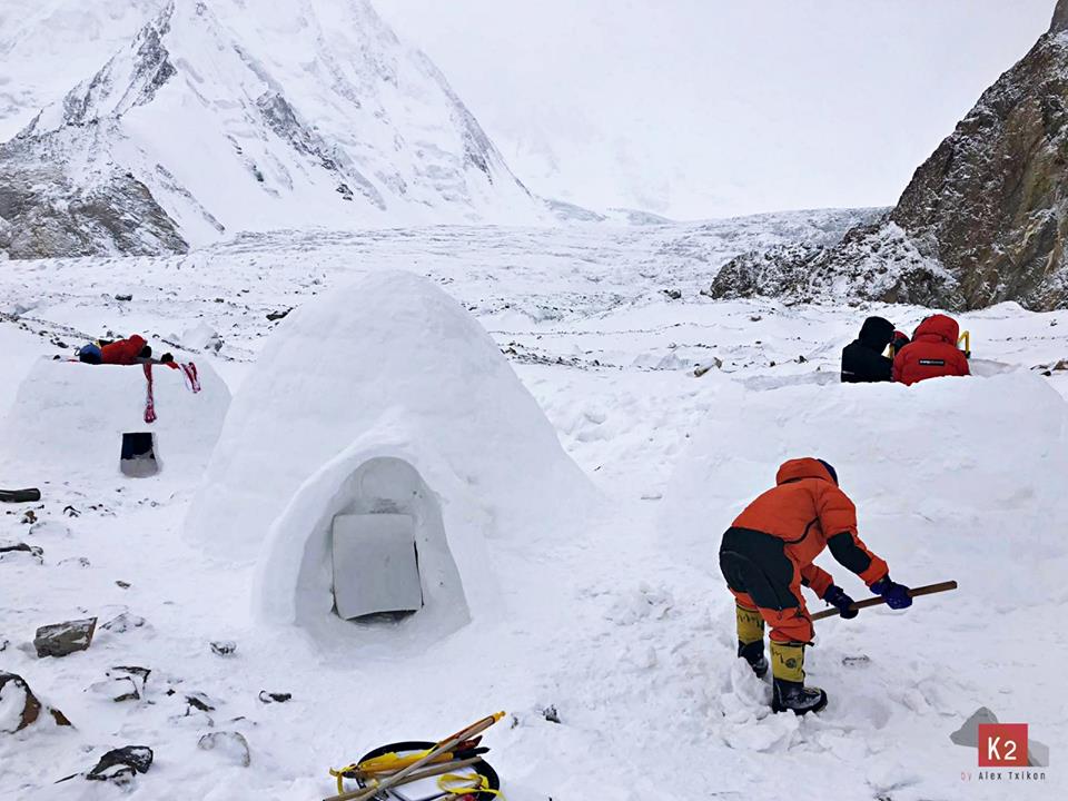 Иглу в базовом лагере команды Алекса Тикона. Фото Alex Txikon