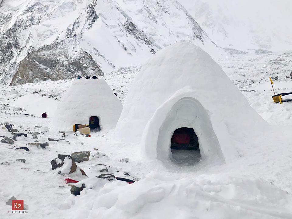 Иглу в базовом лагере команды Алекса Тикона. Фото Alex Txikon