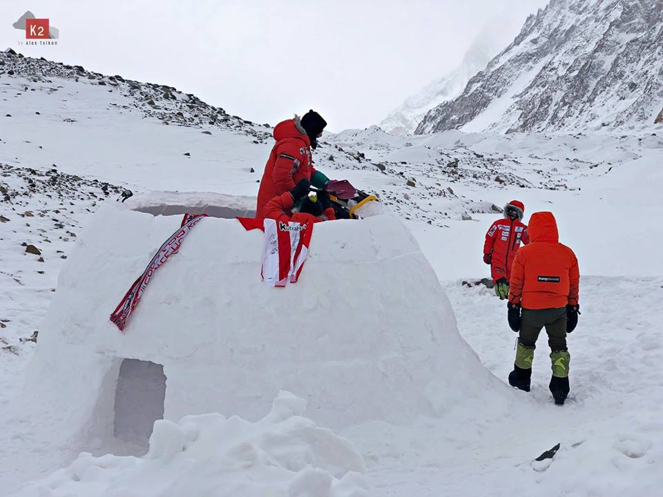 Иглу в базовом лагере команды Алекса Тикона. Фото Alex Txikon