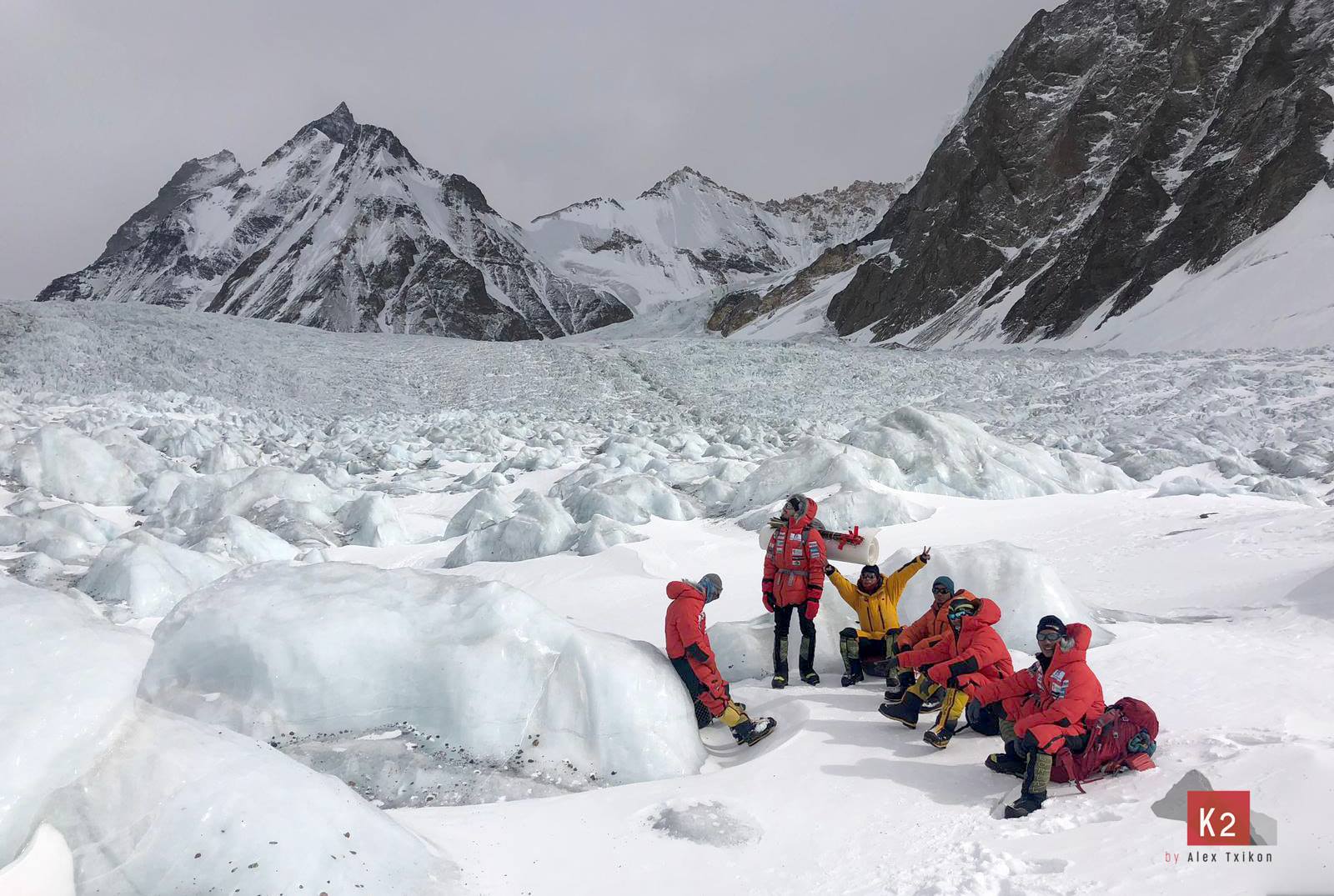 Команда Алекса Тикона (Alex Txikon) в передовом базовом лагере. Фото Alex Txikon