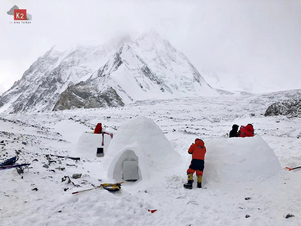 Иглу в базовом лагере команды Алекса Тикона. Фото Alex Txikon