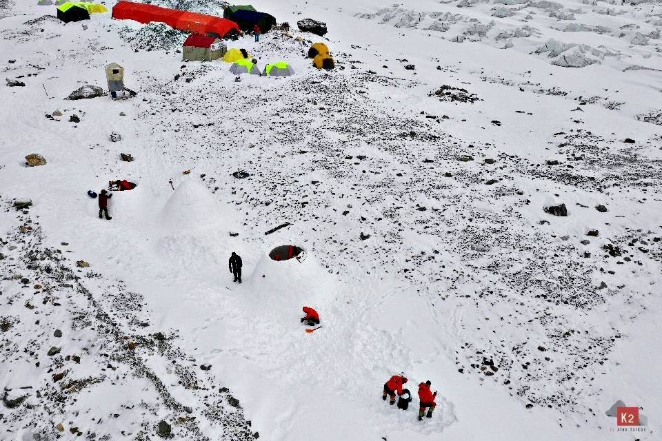 Иглу в базовом лагере команды Алекса Тикона. Фото Alex Txikon