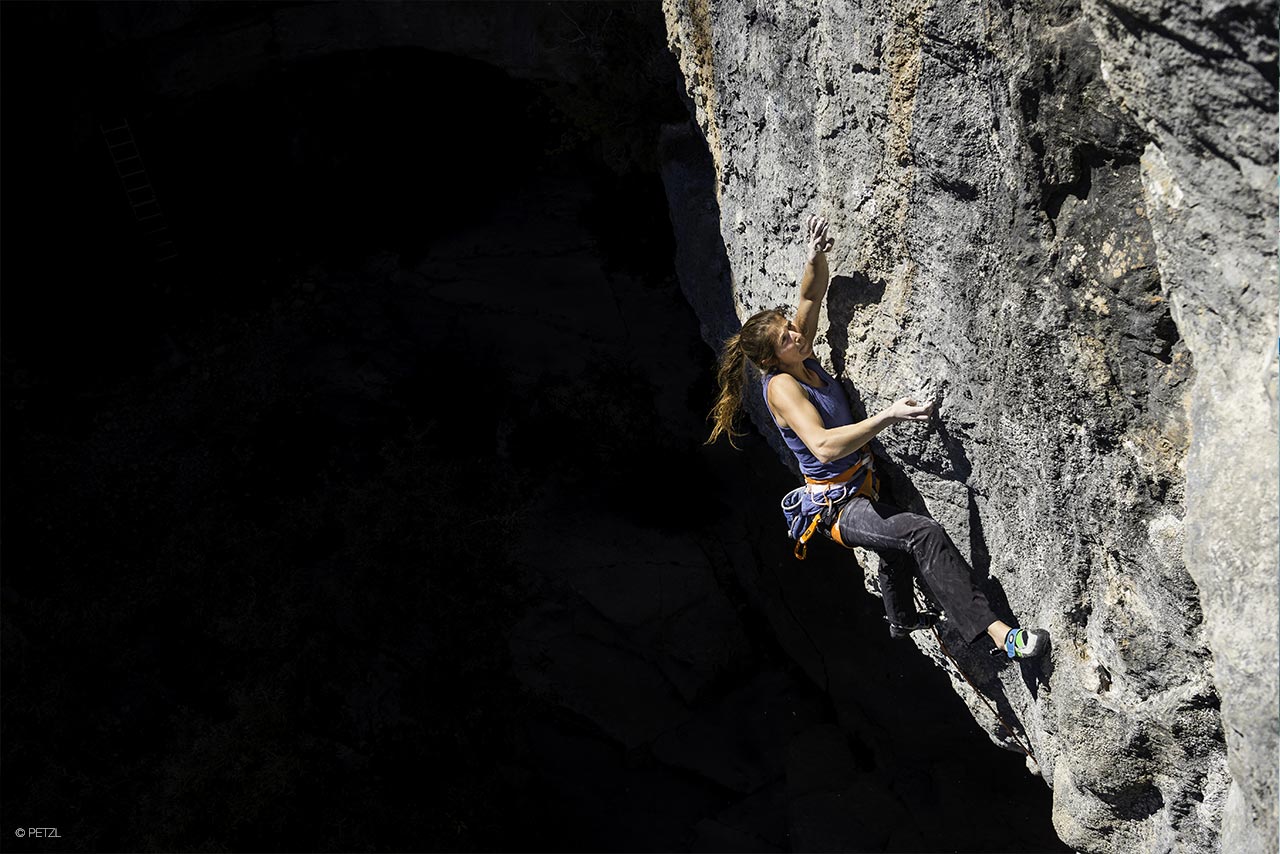 Шарлота Дюриф (Charlotte Durif) на скалах. Фото Petzl . com