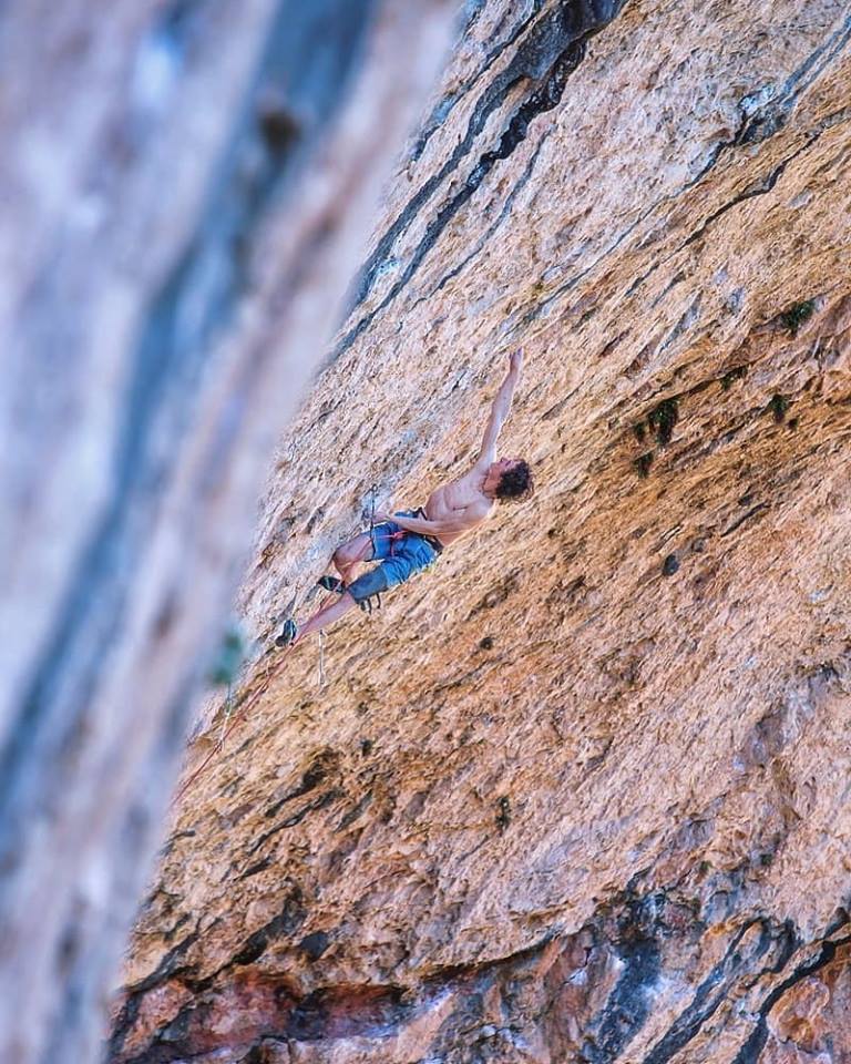 Адам Ондра (Adam Ondra) на маршруте "Neanderthal" категории 9b. Фото Jannovak Photography