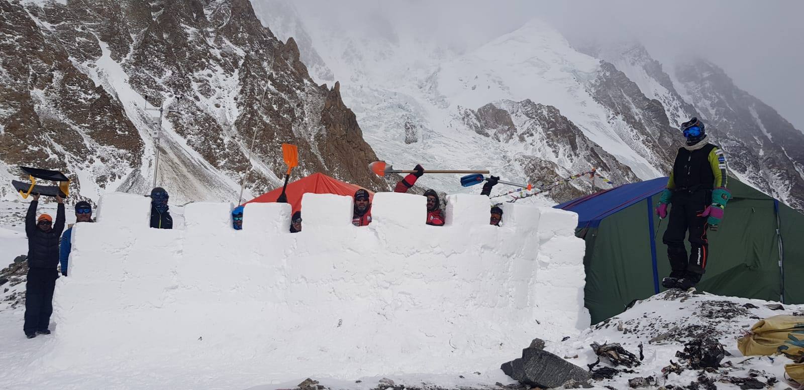 крепостная стена в базовом лагере восьмитысячника К2. Фото Alex Txikon, 18 февраля 2019 года