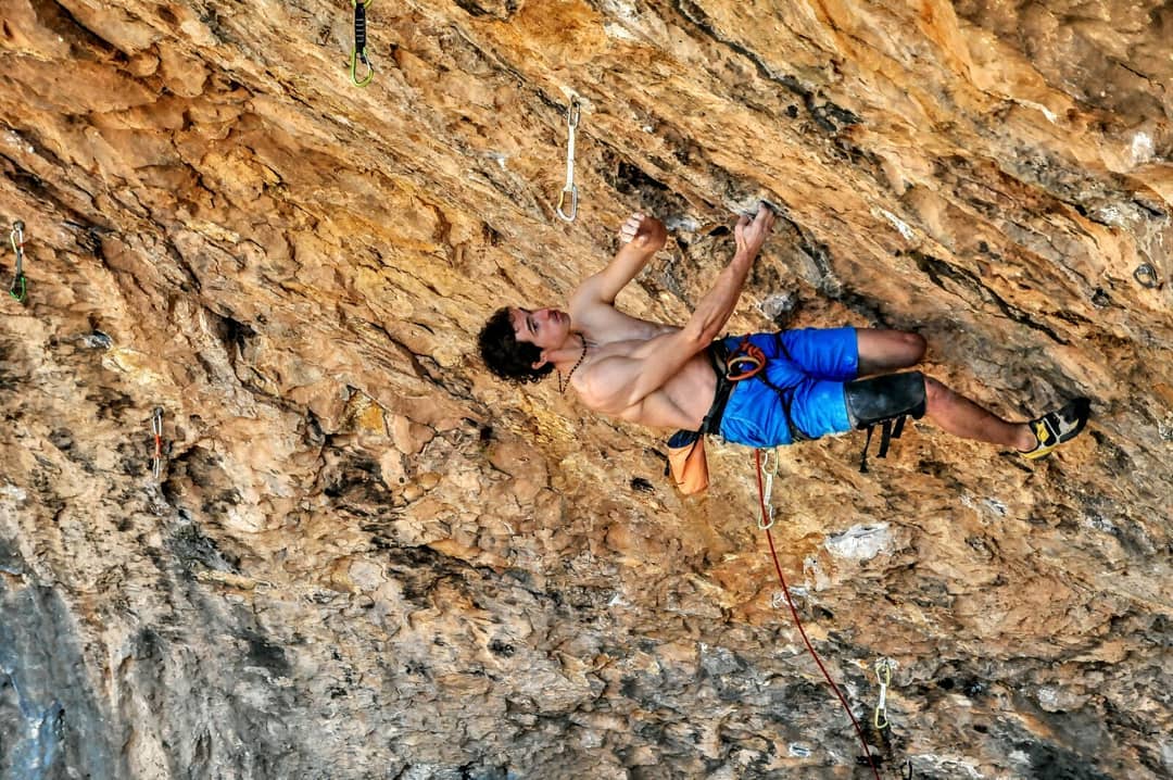 Адам Ондра (Adam Ondra) на маршруте "Catxasa" категории 9a+. Фото Art of Route