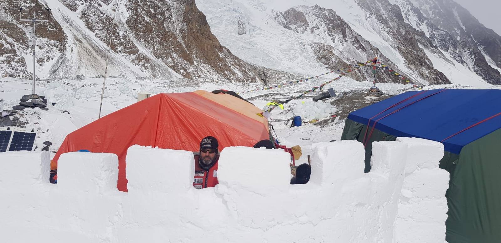 крепостная стена в базовом лагере восьмитысячника К2. Фото Alex Txikon, 18 февраля 2019 года