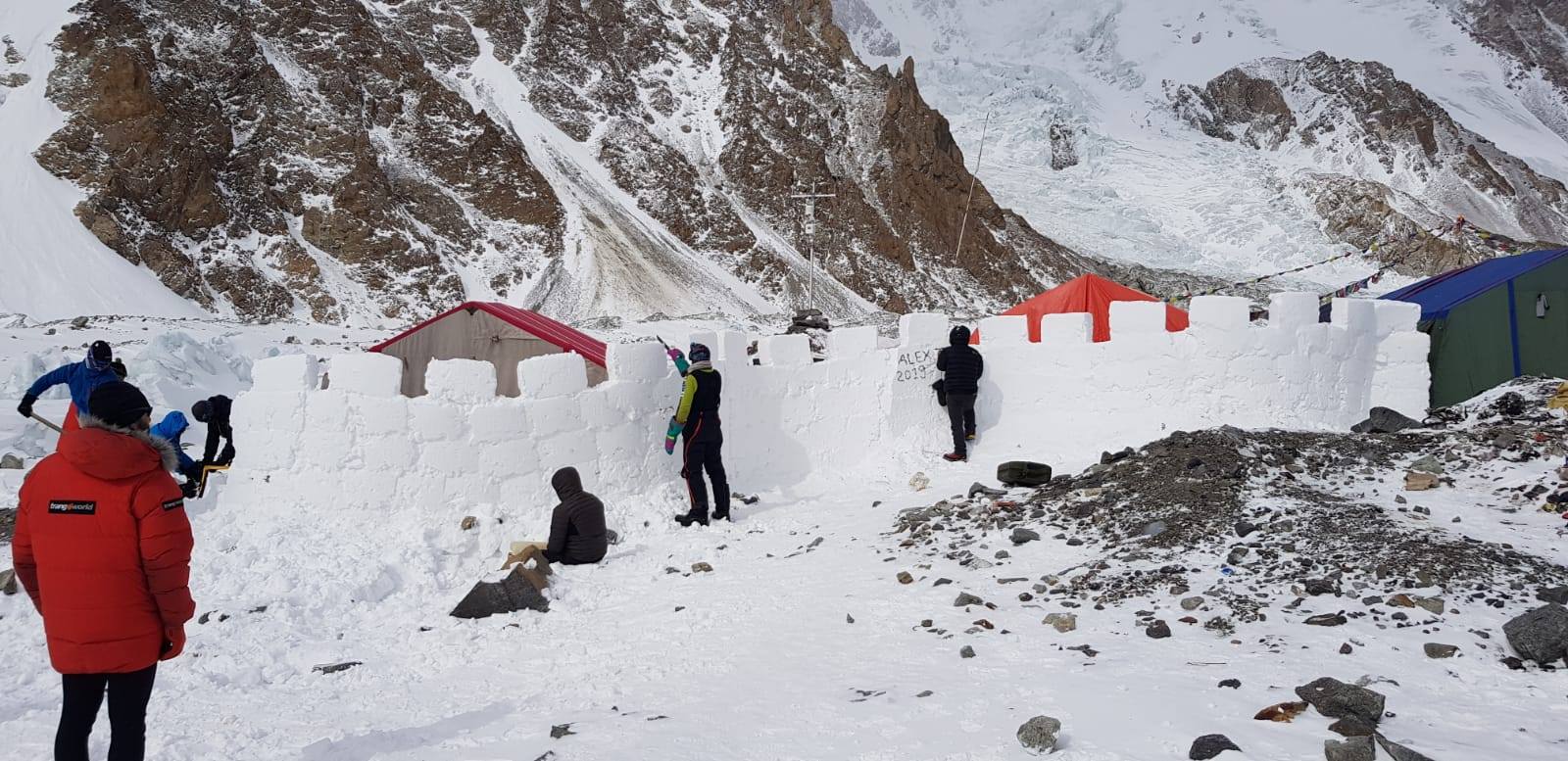 крепостная стена в базовом лагере восьмитысячника К2. Фото Alex Txikon, 18 февраля 2019 года