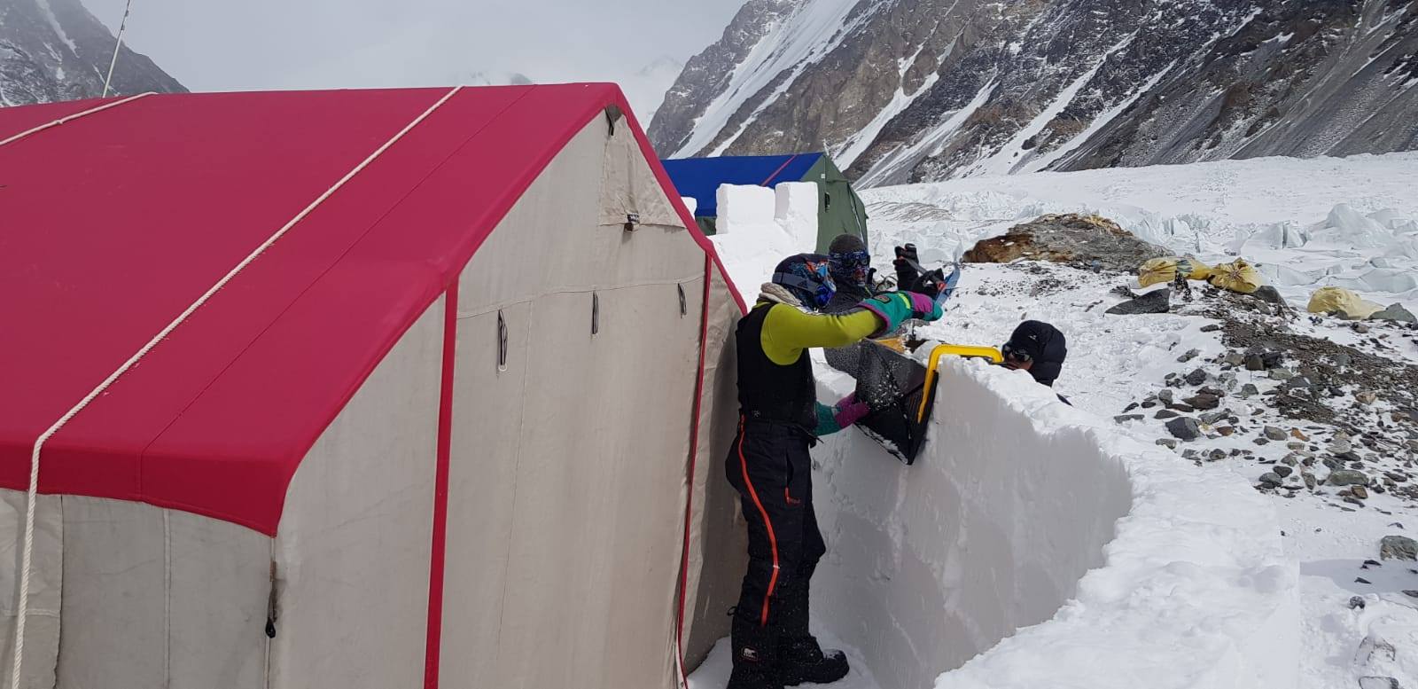 крепостная стена в базовом лагере восьмитысячника К2. Фото Alex Txikon, 18 февраля 2019 года