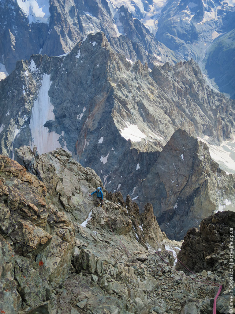 Около вершины Barre des Ecrins, лезли южный гребень (TD- / 5A) — центровой классический маршрут района. Фото Евгений Образцов