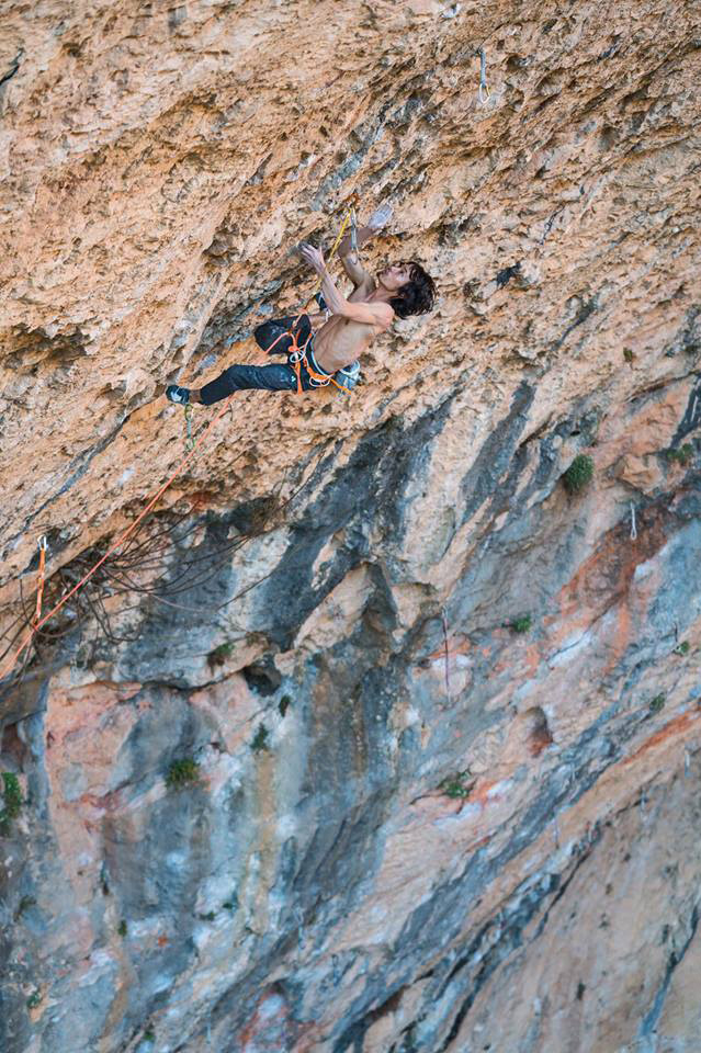  Сати Амма (Sachi Amma) на маршруте "Stoking the fire" категории 9b. Фото Jon Cardwell