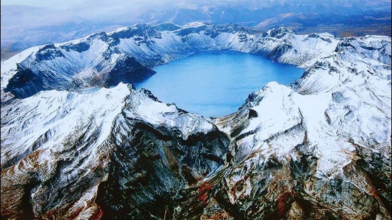 Аэрофотосъемка кальдеры высочайшей в Северной Корее горы Пэктусан (Paektu Mountain)