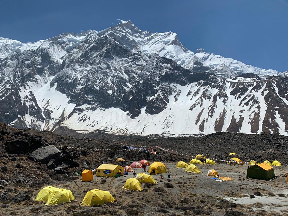 Базовый лагерь у восьмитысячника Аннапурна. Фото thehimalayannews . com