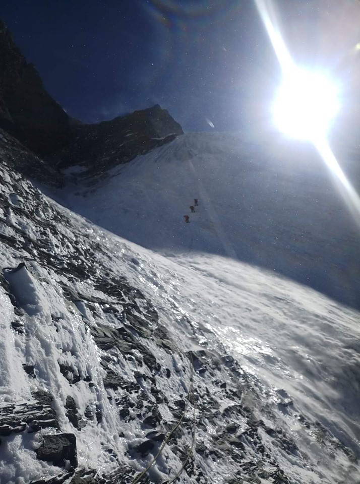 восхождение в четвертый высотный лагерь на южной стене Лхоцзе. Фото Lhotse South Face facebook . com