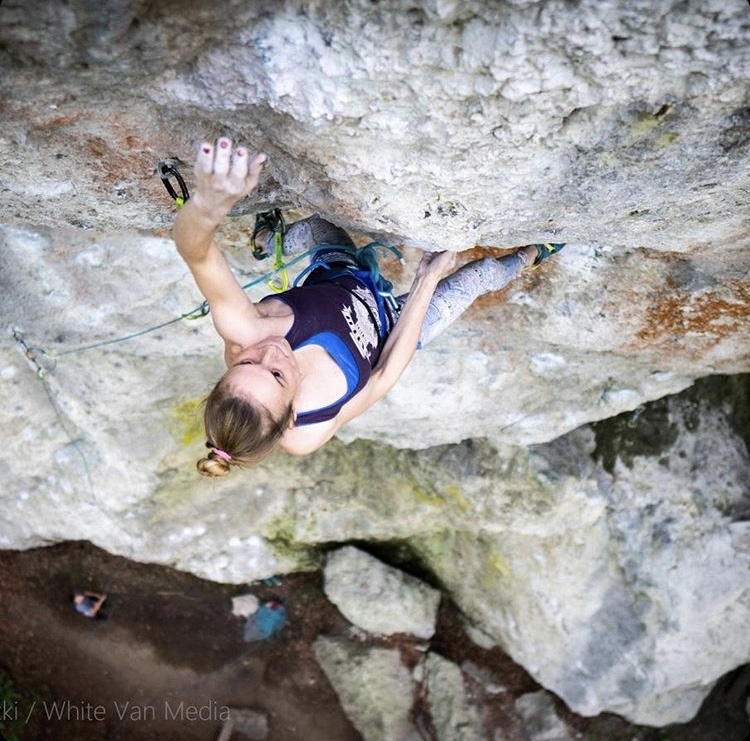 Кьяра Ханке (Chiara Hanke) на маршруте  "Sever The Wicked Hand" категории 9a. Фото Hans Radetzki 