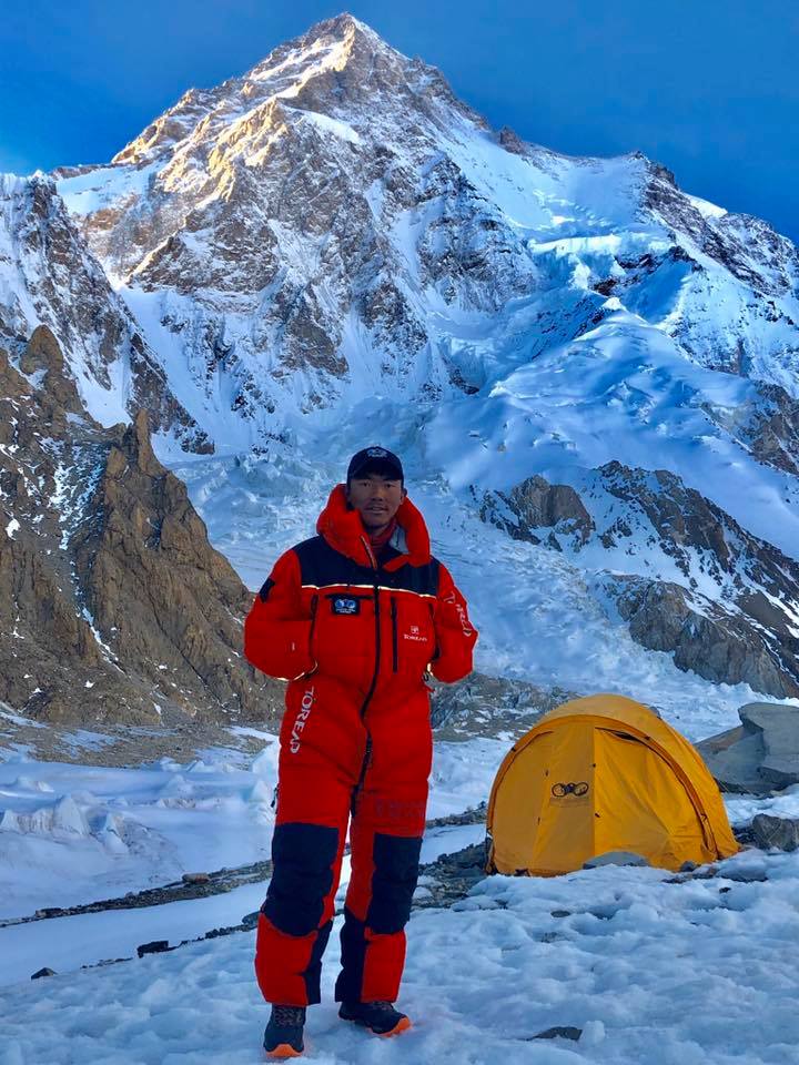 Мингма Галйе Шерпа (Mingma Gyalje Sherpa) у подножия К2 в 2017 году