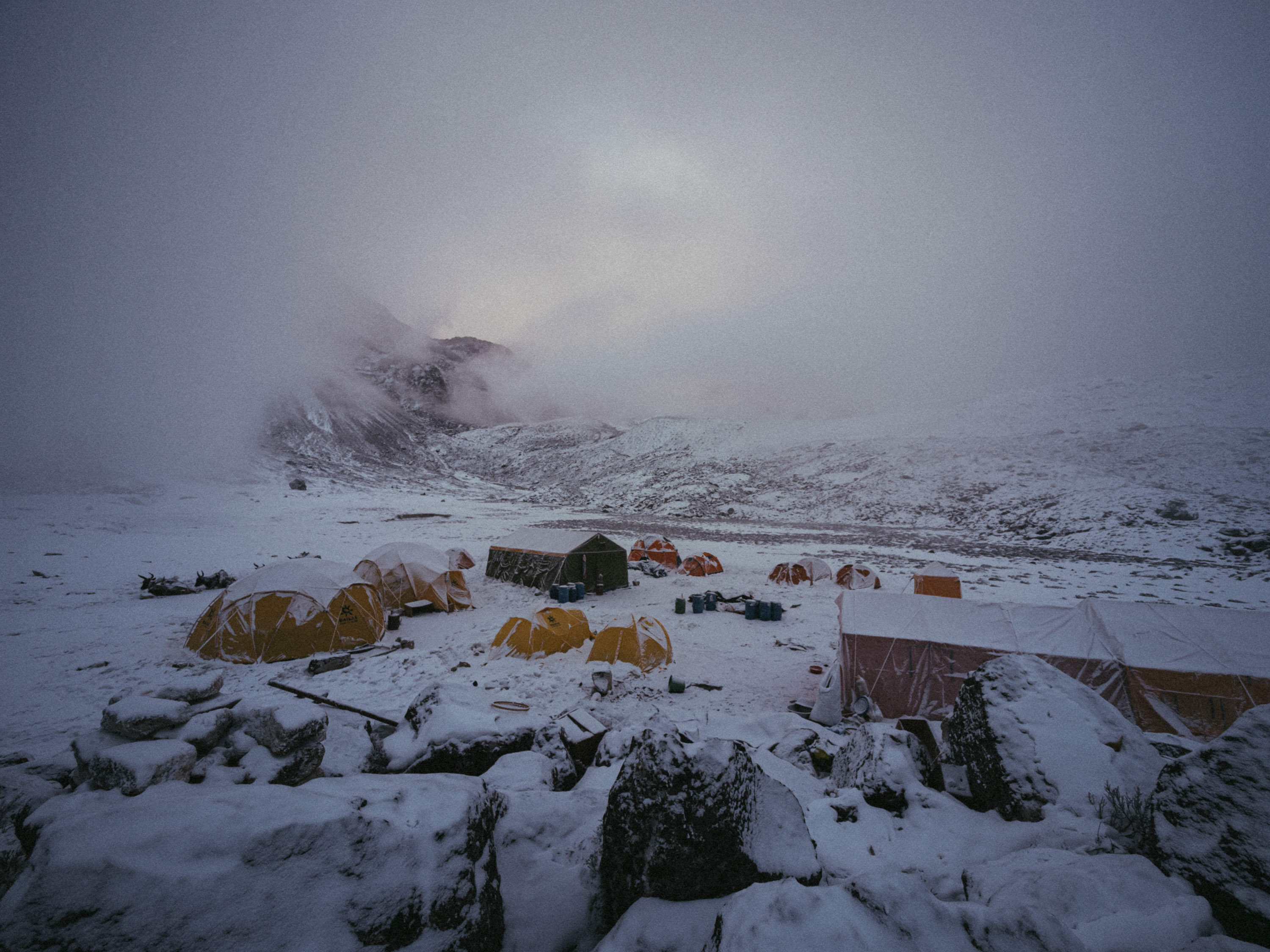 В базовом лагере Ама-Даблам. Фото Alex Txikon 