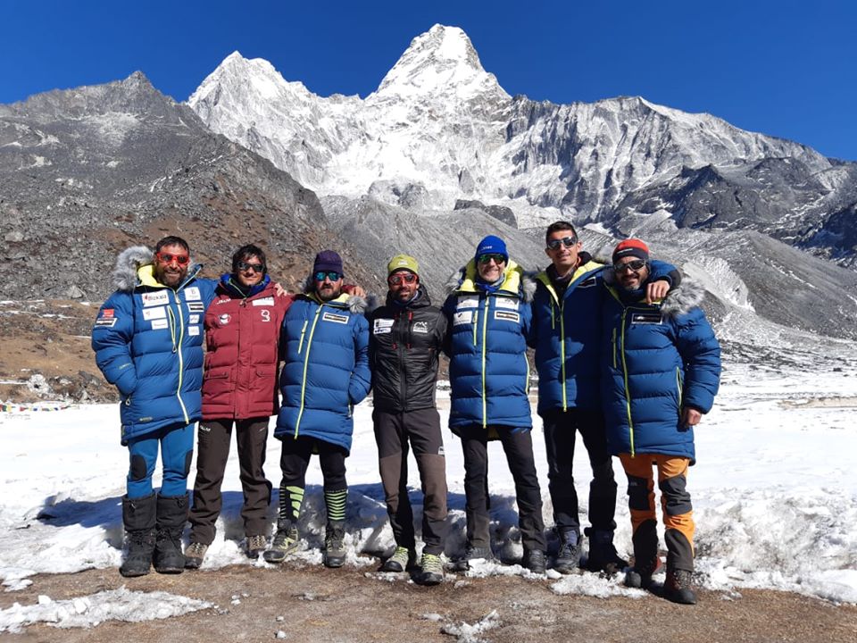 Группа перед разделением на фоне Ама-Даблам. Фото Alex Txikon 