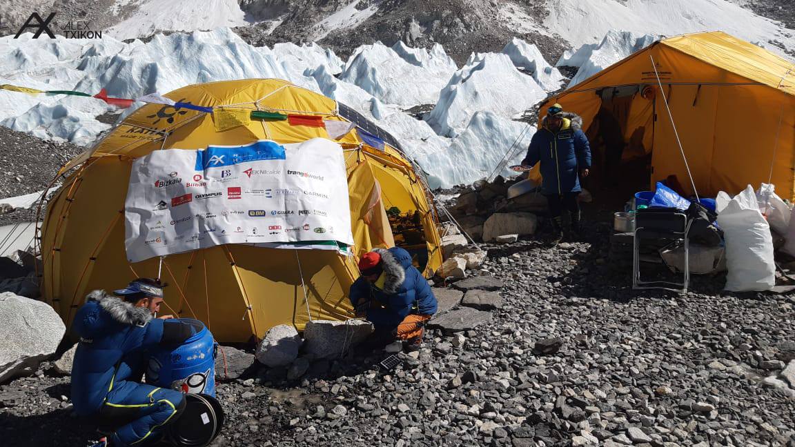 в базовом лагере Эвереста. Фото Alex Txikon