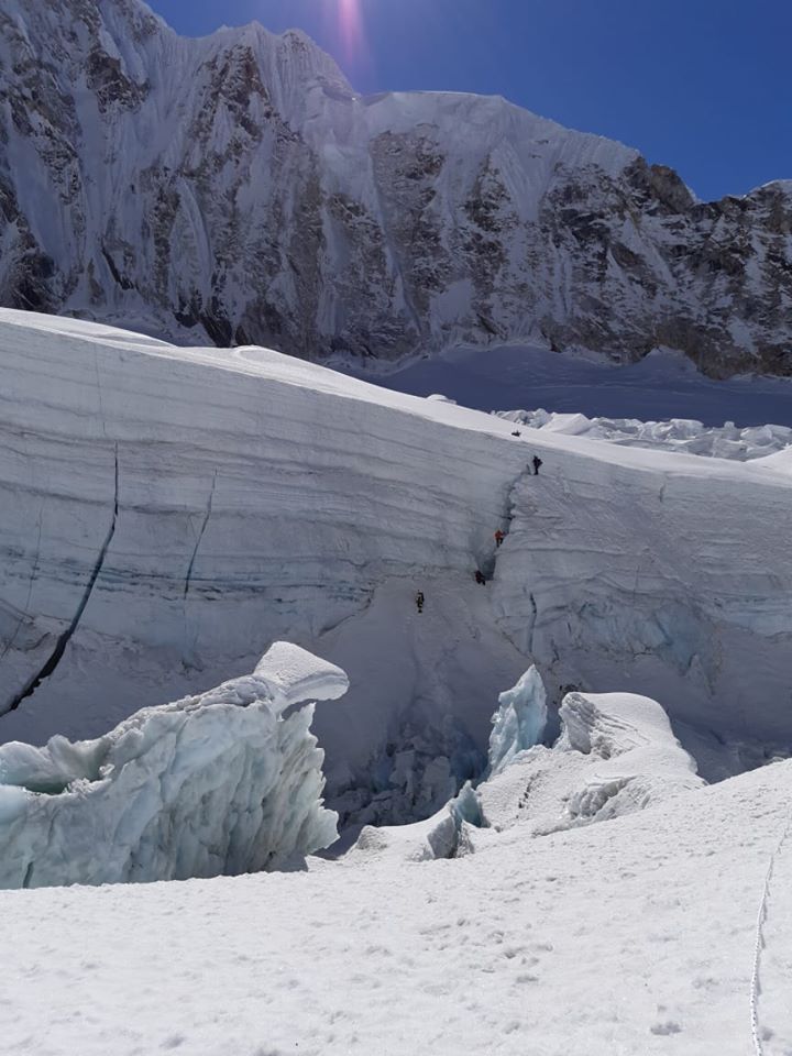  Команда Алекса Тикона (Alex Txikon) у ледопада Кхумбу. Фото Alex Txikon