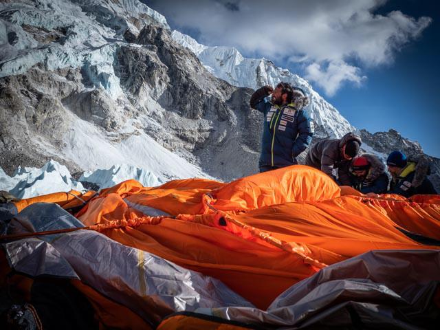 Команда Алекса Тикона (Alex Txikon) в базовом лагере на Эвересте. Фото Alex Txikon