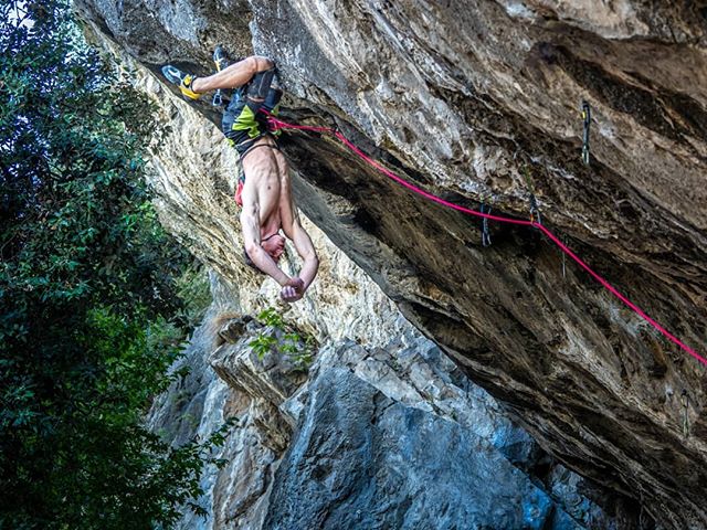 Адам Ондра (Adam Ondra) на маршруте "Beginning" категории 9a/+. В точке отдыха