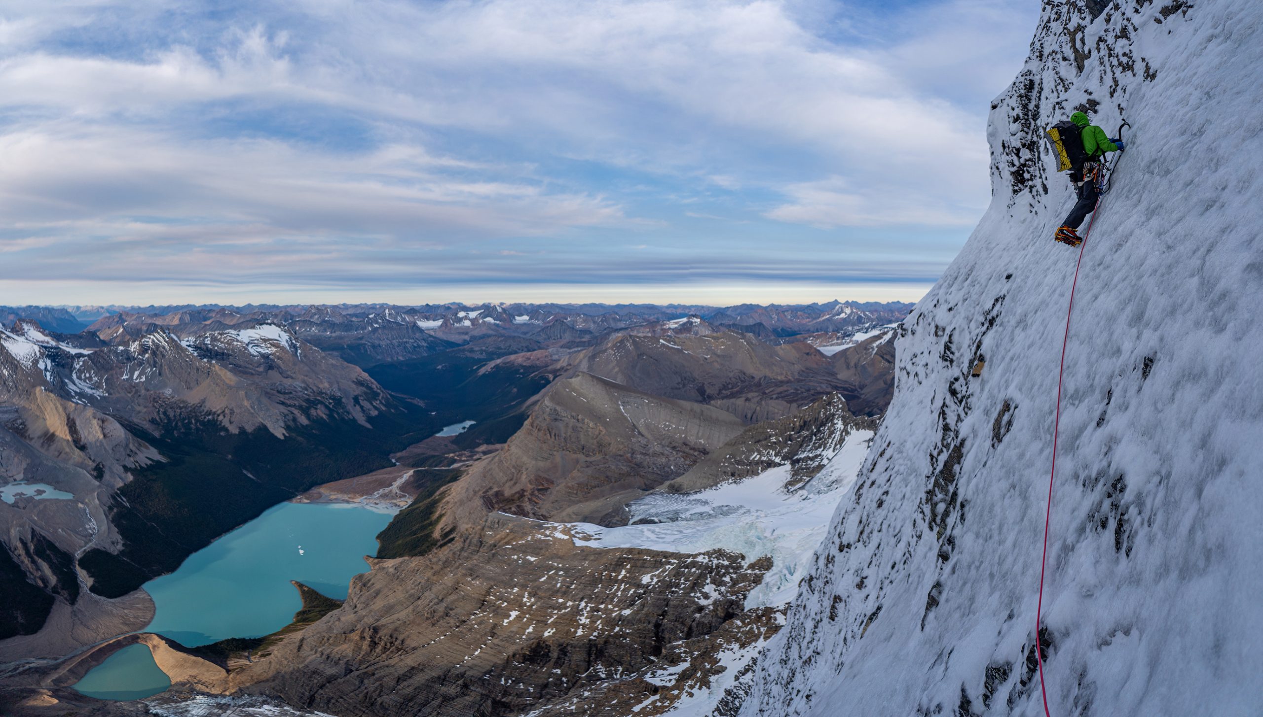 На маршруте "Running in the Shadows" (VI, AI5, M6) на северной стене горы Робсон (Mt. Robson, 3954 метров)  Фото Uisdean Hawthorn