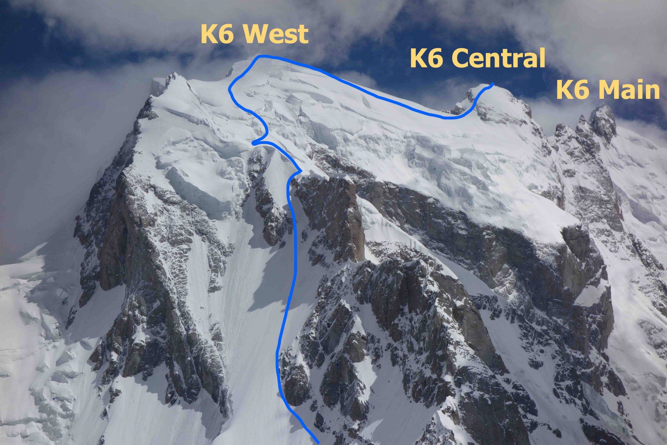 Горный гребень между К6 Западная (K6 West) и К6 Центральная (K6 Central) был покрыт глубоким снегом. Фото: Jeff Wright