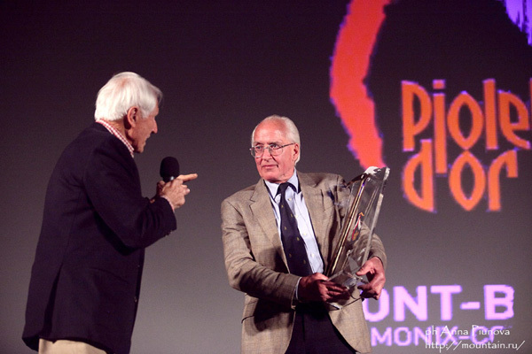 Даг Скотт (Doug Scott)  получает премию «Piolet d’Or Lifetime Achievement 2011» из рук великого Вальтера Бонатти. Фото: Анна Пиунова