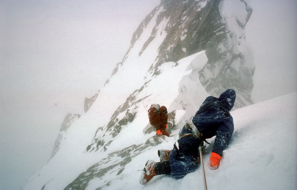 На спуске с вершины Огре. 1977 год. Даг Скотт со сломанными ногами и Крис Бонингтон со сломанными ребрами спускались по склону ползком с вершины горы... 
