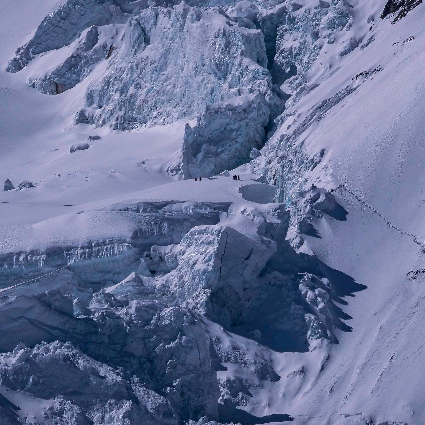 Команда на склоне восьмитысячника Манаслу. Фото Alex Txikon