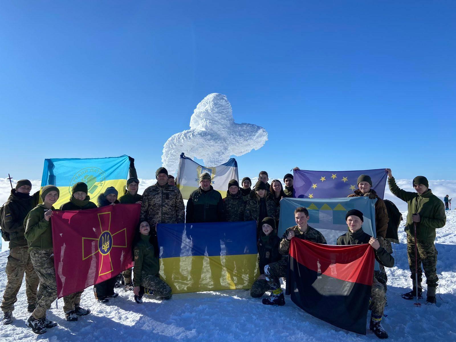 курсанти тернопільського коледжу піднялись на Говерлу. Фото ДНЗ ТПК ПВФП