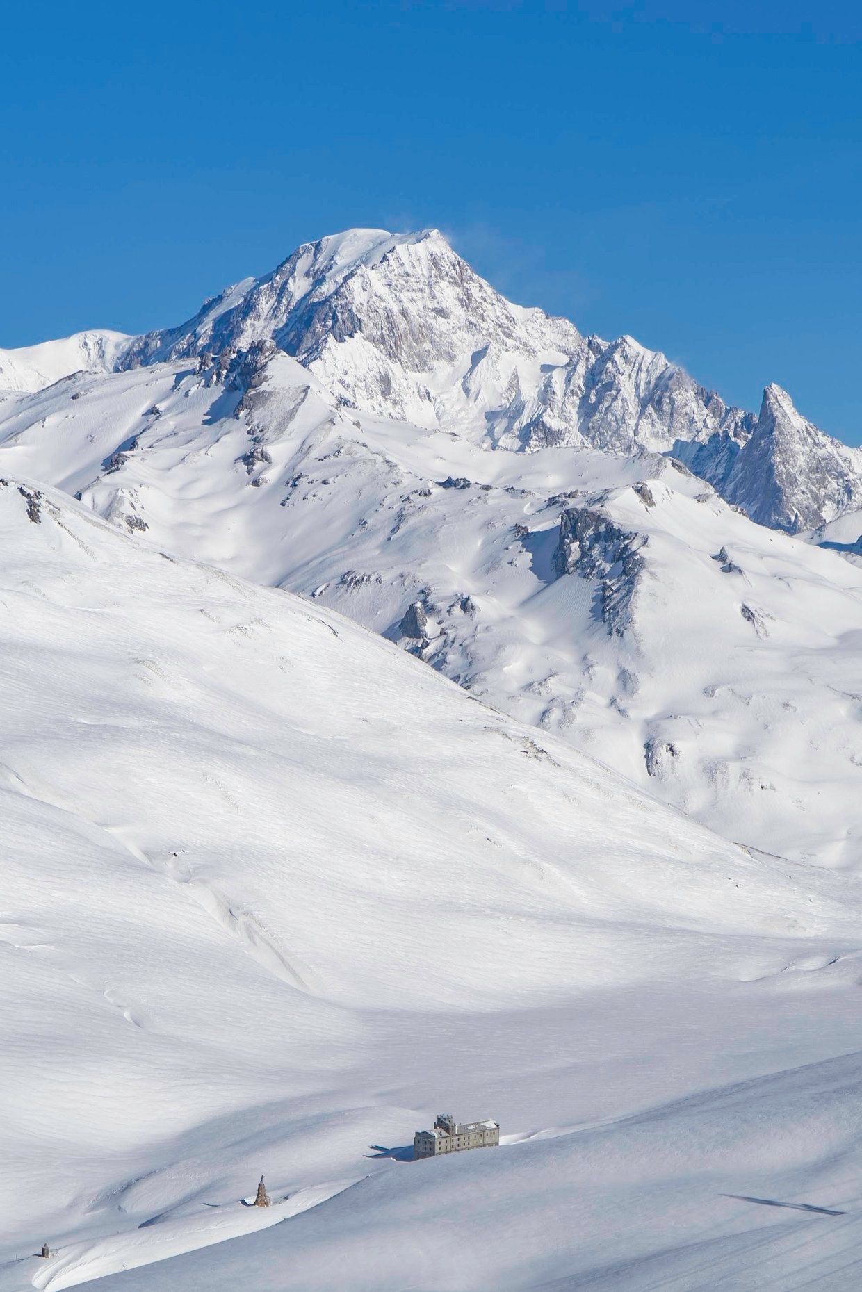 Хоспис Пети-Сен-Бернар с видом на Монблан. Фото La Rosière