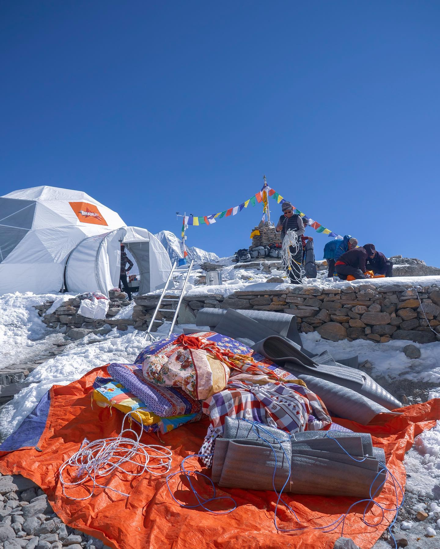 Сбор базового лагеря Манаслу. фото Alex Txikon