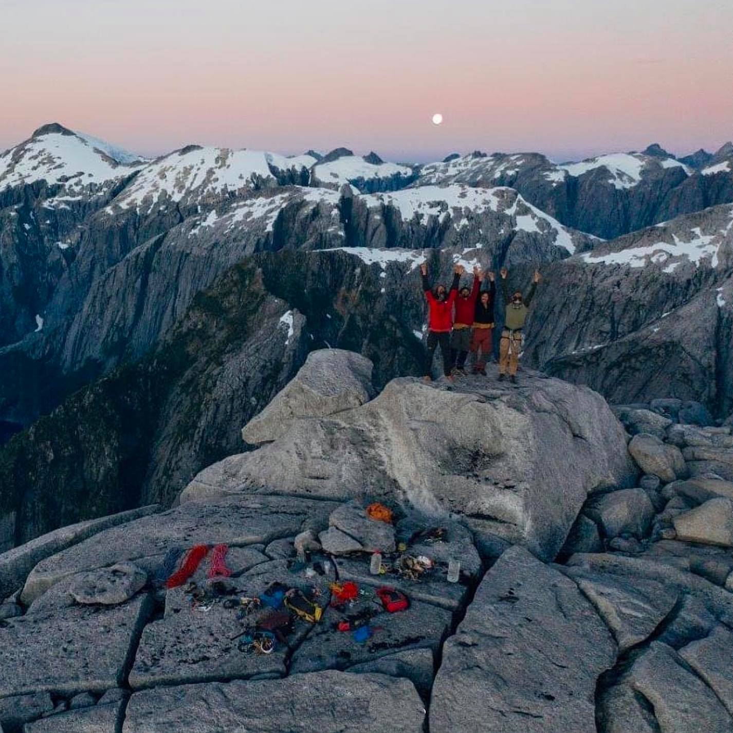 На маршруте "Füta Chao" на северной стене пика Серро-Хуинай (Cerro Huinay) в горах Лос-Лагос, Чили