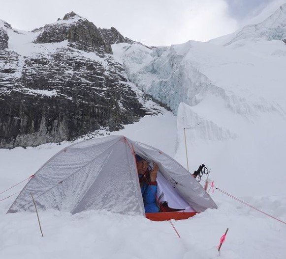 Ральф Дуймовиц (Ralf Dujmovits) в первом высотном лагере Биарчеди I (Biarchedi Peak) высотой 6810 метр. Фото Ralf Dujmovits