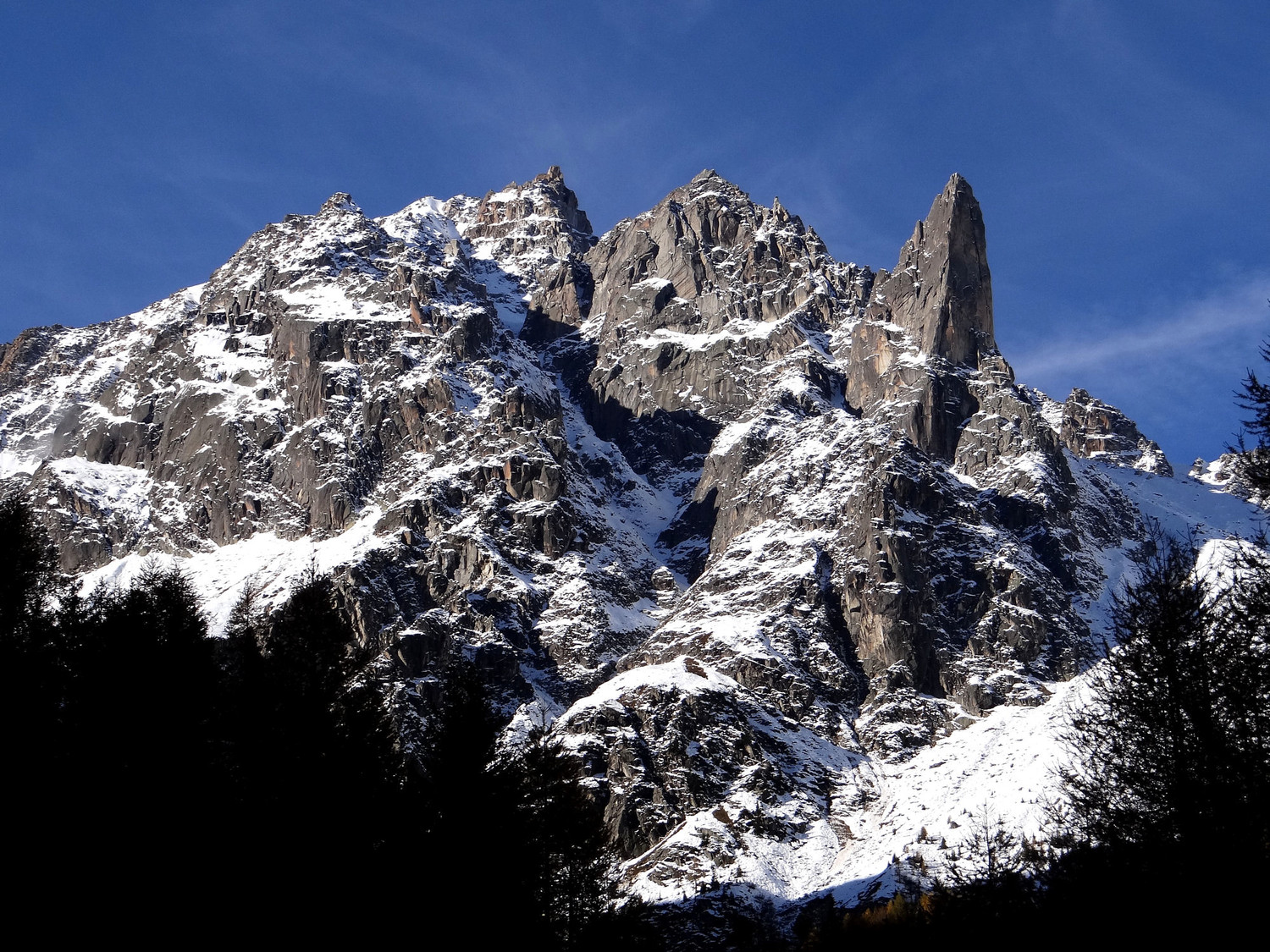 скала Пети Клоше дю Портале (Petit Clocher du Portalet) высотой 2823 метров, что расположена в массиве Монблан