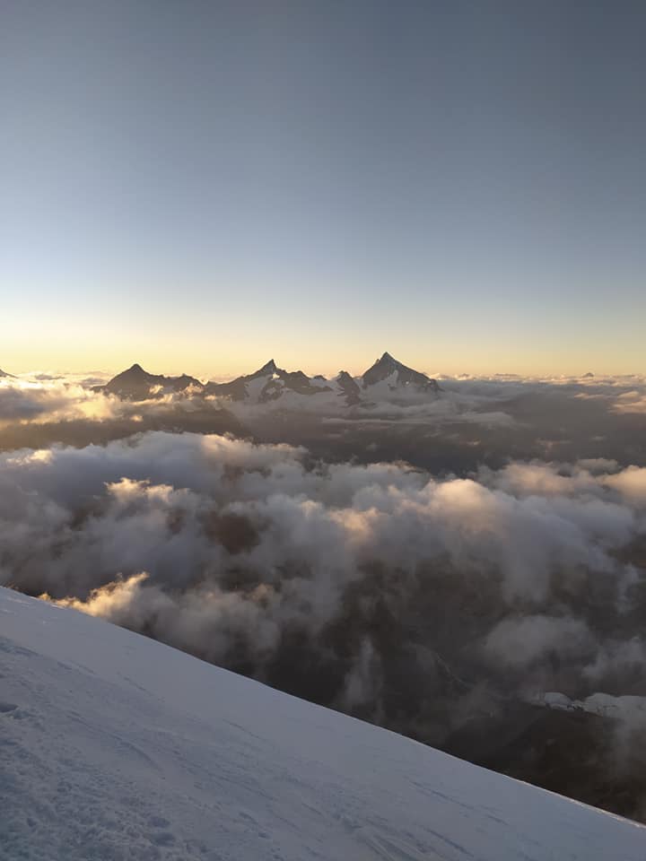 восхождение на вершину Вайсхорн (Weisshorn) высотой 4505 метров в Пеннинских Альпах в Швейцарии.  Фото Николай Колосовский (Хмельницкий) и Александр Талабко (Киев)