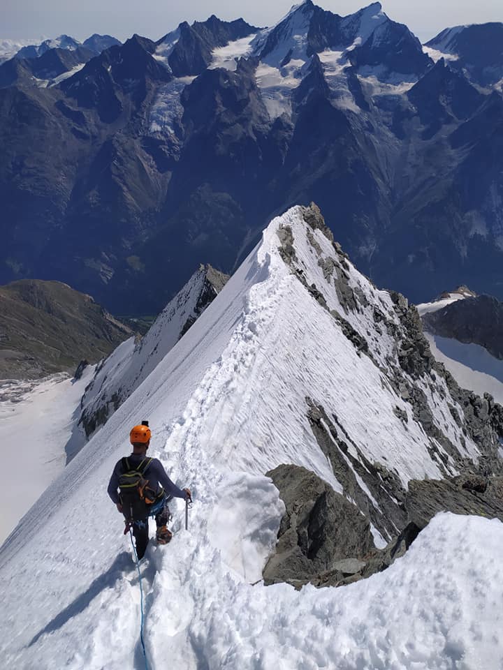 восхождение на вершину Вайсхорн (Weisshorn) высотой 4505 метров в Пеннинских Альпах в Швейцарии.  Фото Николай Колосовский (Хмельницкий) и Александр Талабко (Киев)